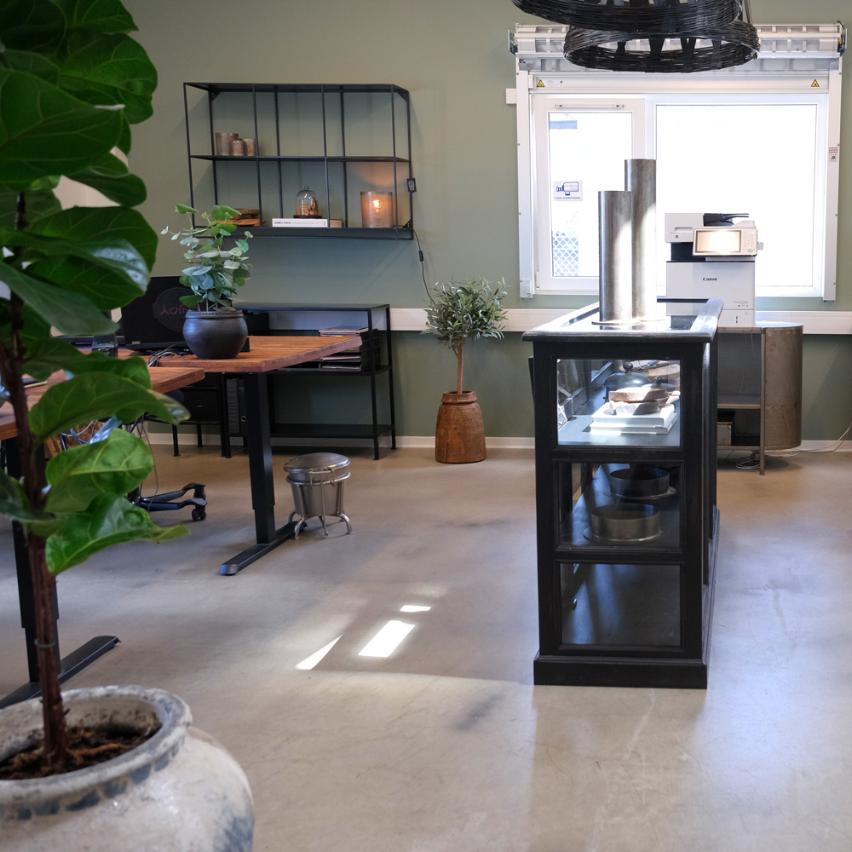 Råt spisebord med vintage metalstole og dekorative flasker. Perfekt til indretning af kantiner, caféer eller restauranter med et industrielt og hyggeligt udtryk.