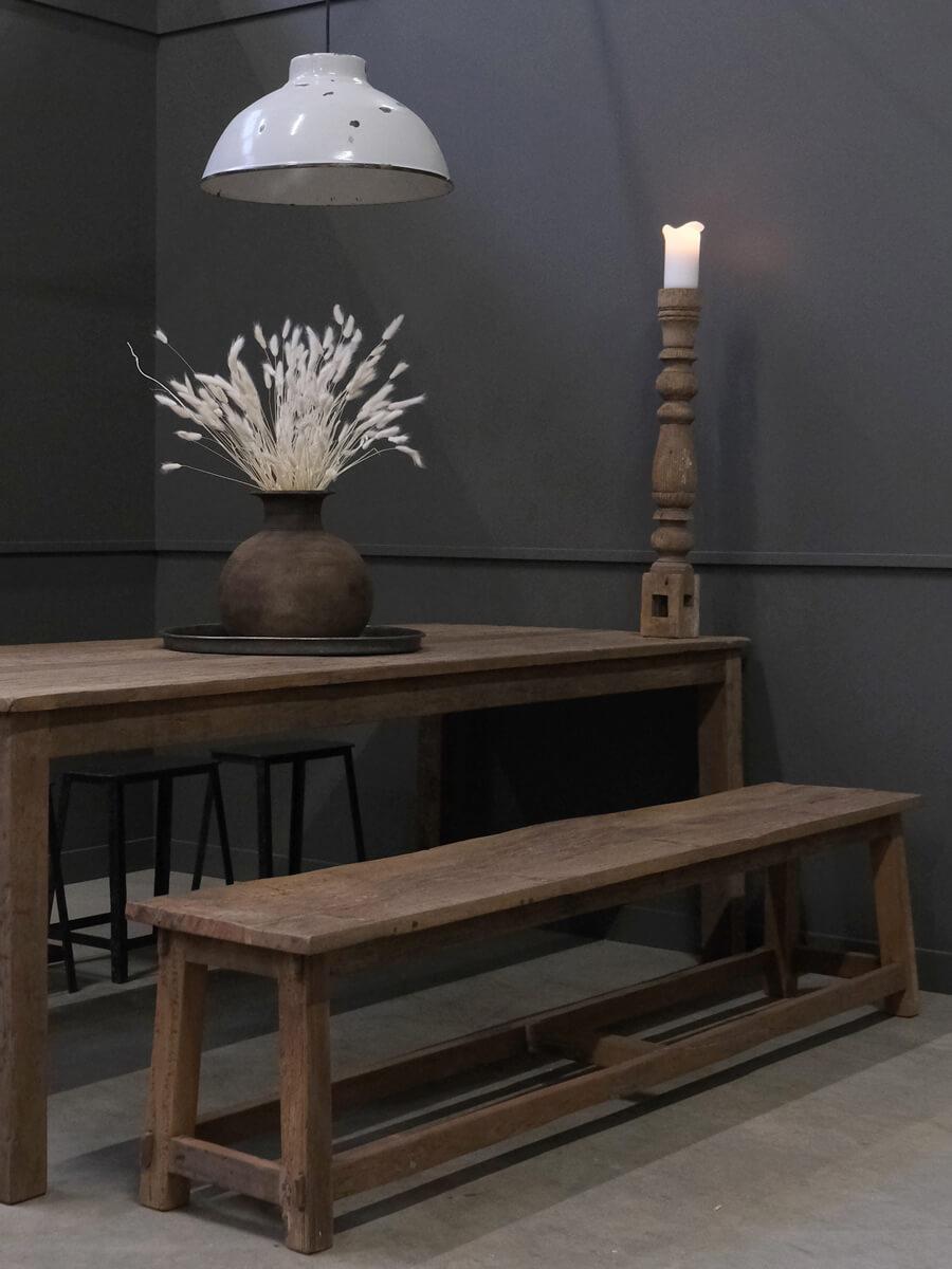 Genbrugsmøbler. Bænk i genbrugstræ og spisebord i genbrugstræ.