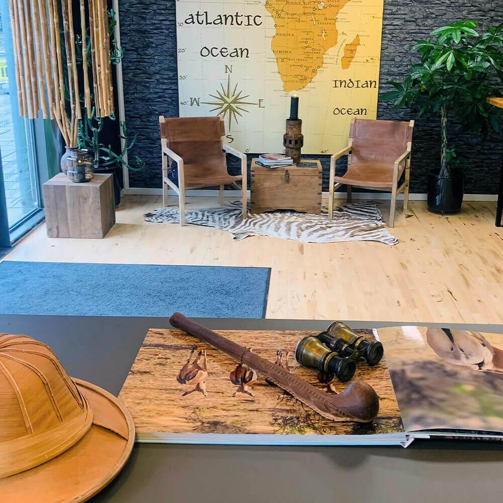 Büroeinrichtung, beistelltisch und loungesessel von Trademark Living.