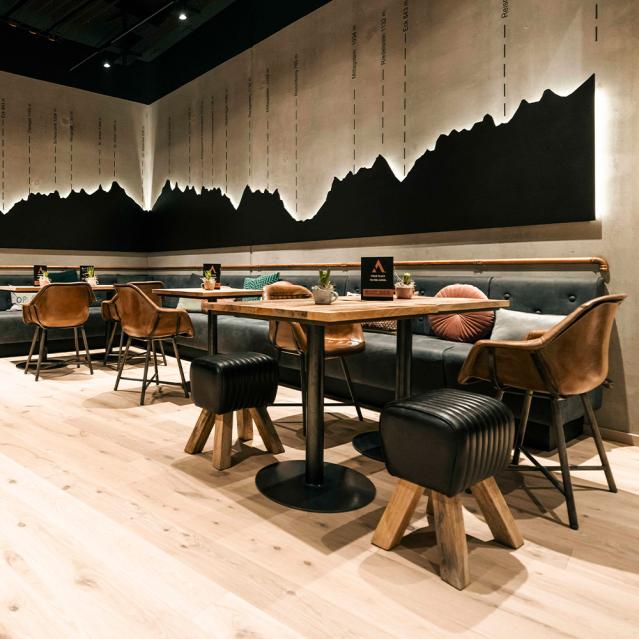 Vietnamesisk restaurant med firkantede borde