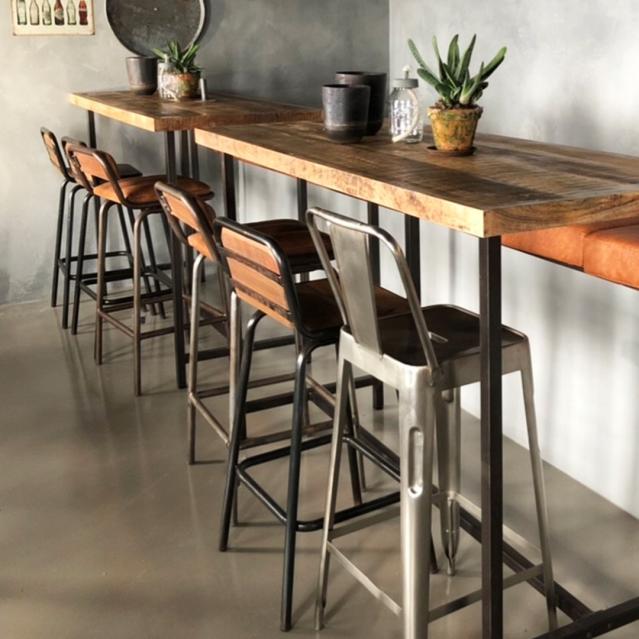 Barstole og barborde i træ og jern