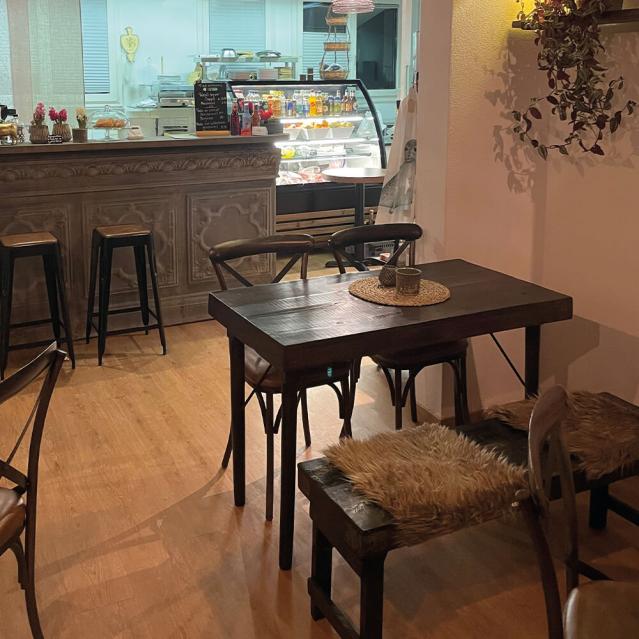 rundt spisebord og brune loungestole