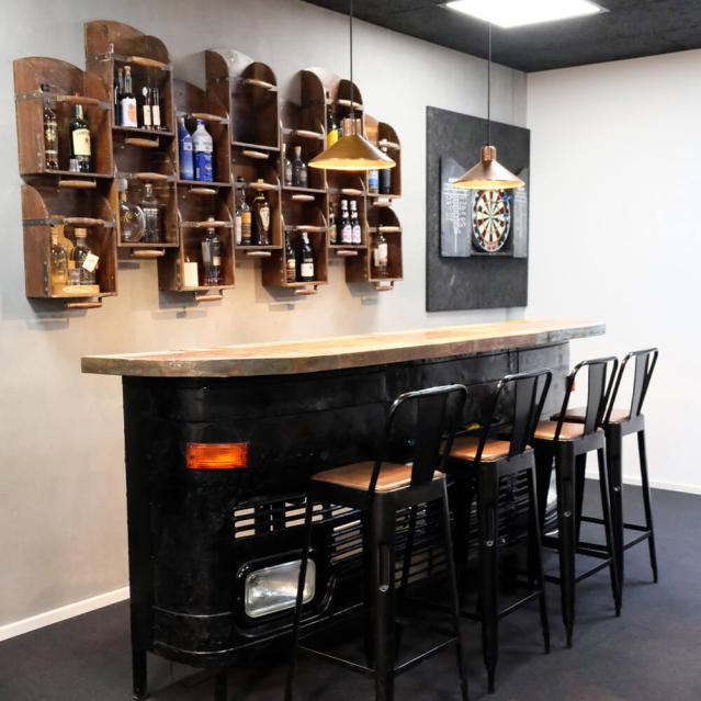 Einrichtung einer Männerhöhle in einem Maurer- und Bauunternehmen