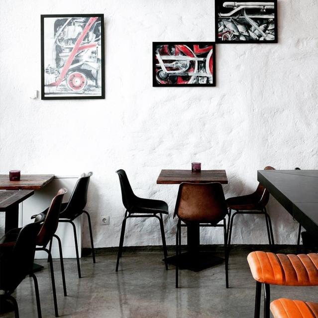 Cafébordstel og brune skalstole