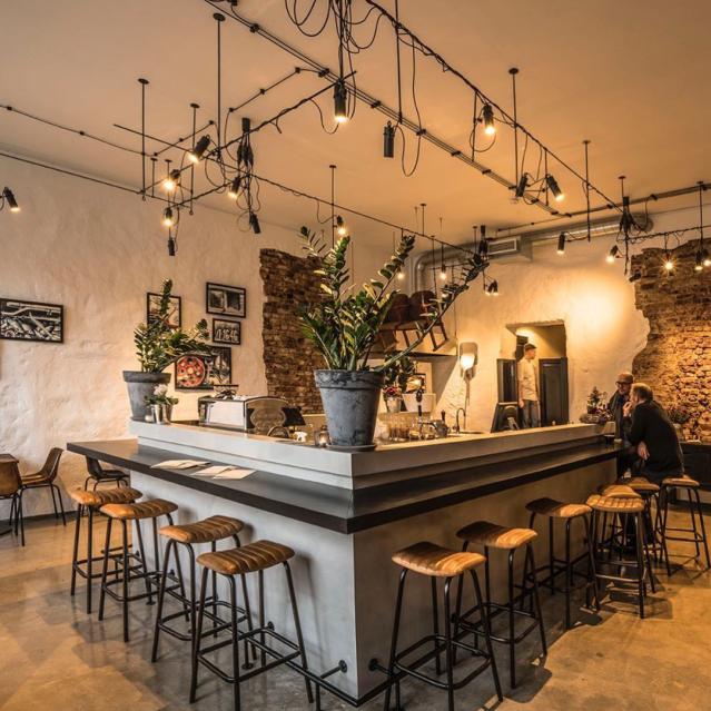 Vinbar med barstole i læder