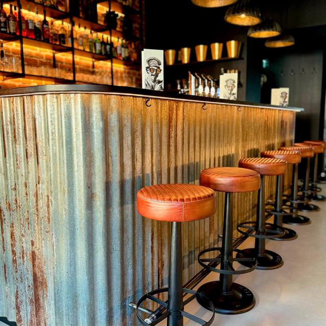 Brugte træborde og små bordlamper