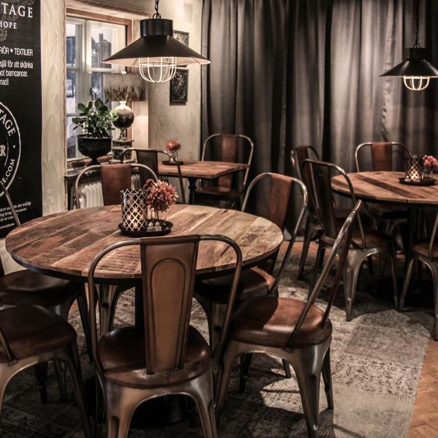 Industrilamper og runde spiseborde i café