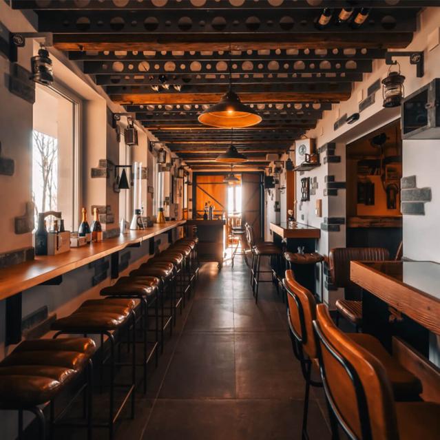 Slowenische Bar mit cooler Höhlenatmosphäre