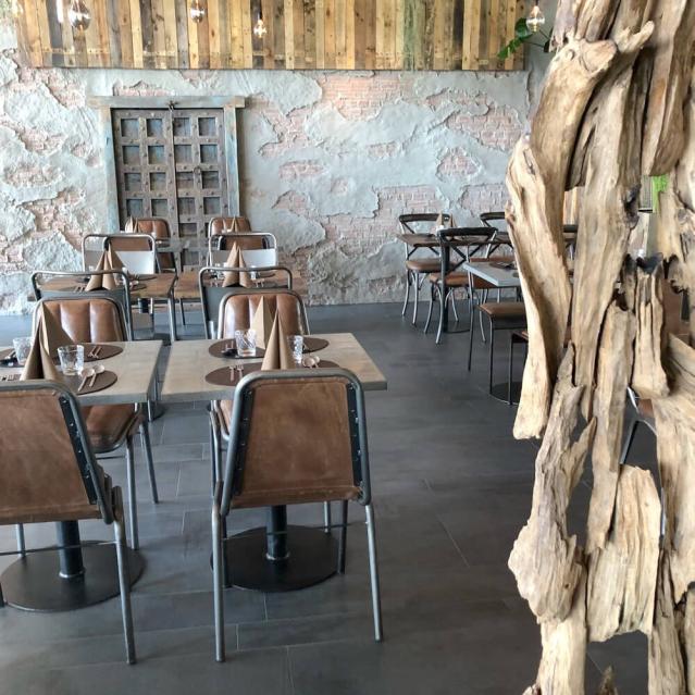 Vietnamesisk restaurant med firkantede borde