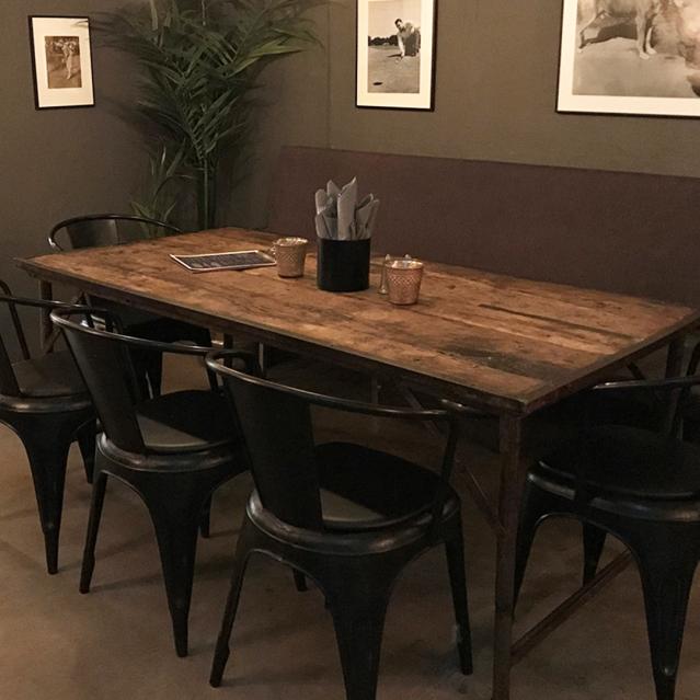 Stort spisebord i træ med sorte spisebordsstole