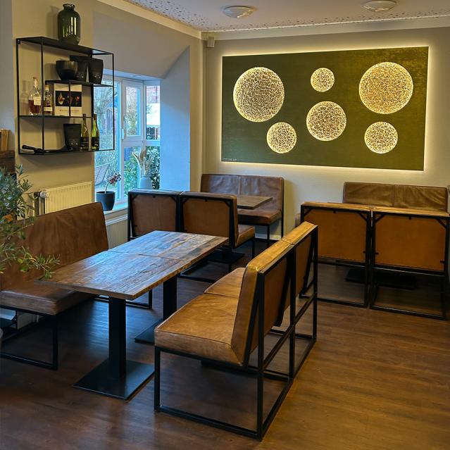 Vietnamesisk restaurant med firkantede borde