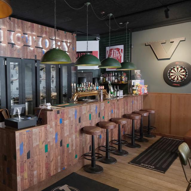 Barstole og lamper i jern