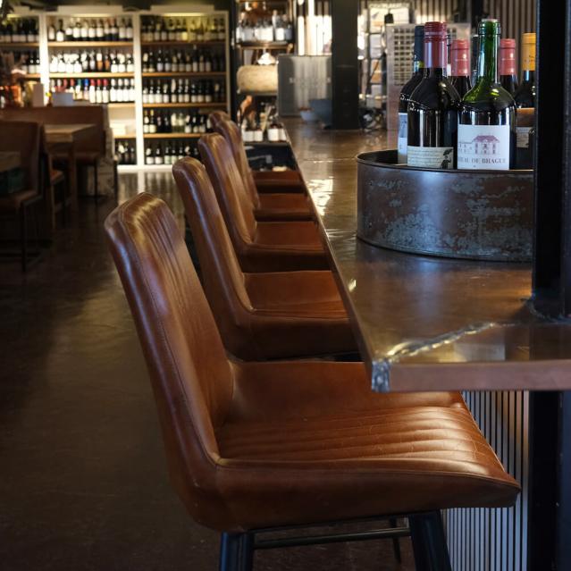 rundt spisebord og brune loungestole