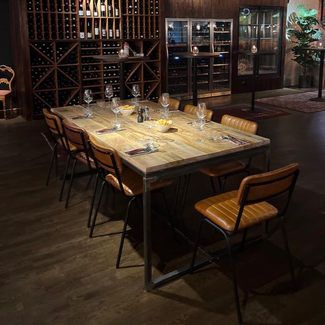 Schwedische Bar mit rustikaler Einrichtung, einem rohen Holztisch und luxuriösen Ledersesseln.